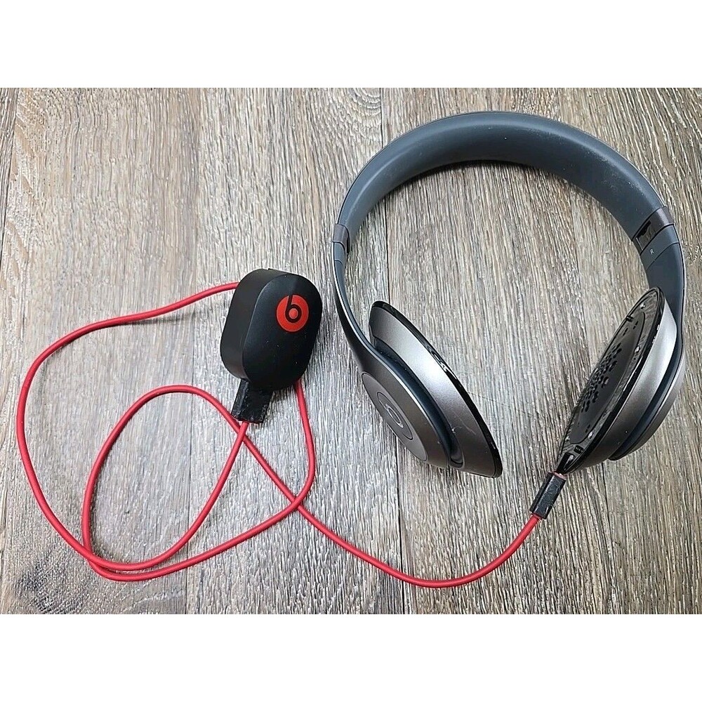 Beats by Dr. Dre Studio 2.0 Silver Over Ear Wired Headphones B0500 NEEDS EARPADS